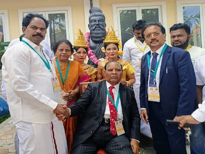 thiruvalluvar statue inaugurated in cambodia secretariat இசை நிகழ்ச்சியியோடு கம்போடியா தலைமைச் செயலகத்தில் திறக்கப்பட்ட திருவள்ளுவர் சிலை!