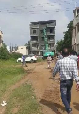 बांधकाम पाडताना स्थानिक त्यांनी विरोध दर्शवला.
