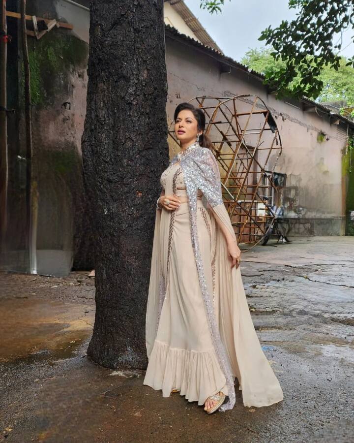 यामुळे तिच्या फॅन फॉलोइंगमध्ये कोणतीही कमतरता झालेली नाही. (फोटो सौजन्य :bhagyashree.online/इंस्टाग्राम)