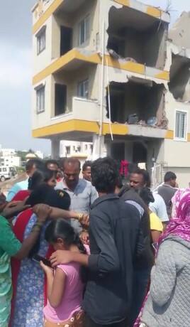 यापूर्वी धानोरी, लोहगाव भागात कारवाई करताना अधिकाऱ्यांना मारहाण करण्यात आली होती.