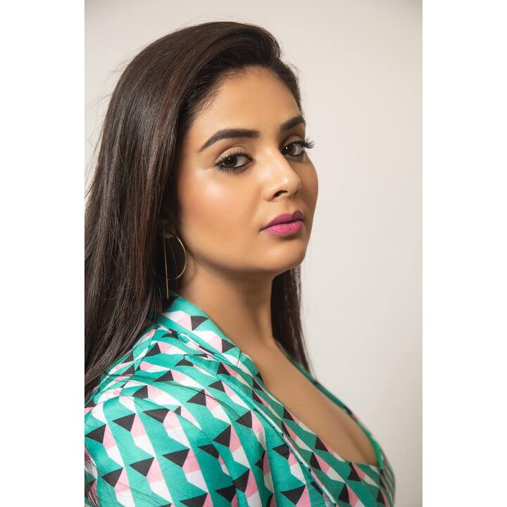 తన హైపర్ యాక్టివ్ నెస్ తో అందరినీ తన వైపుకి లాగేసుకుంది.  Image Credit: Sreemukhi/ Instagram