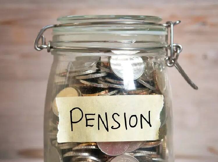 Maharashtra Old Pension Scheme additional burden of 55 thousand crores C class employee will get a pension of 30 thousand  Pension Scheme: जुनी पेन्शन योजना लागू झाली तर तिजोरीवर 55 हजार कोटींचा अतिरिक्त भार, 'क' वर्ग कर्मचाऱ्यालाही मिळणार 30 हजारांची पेन्शन 