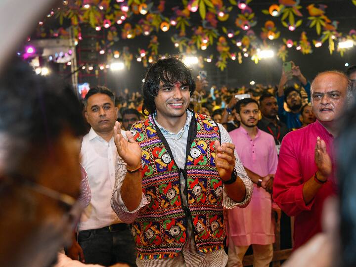 नीरज चोपड़ा ने वडोदरा में कार्यक्रम में पहले कुछ सदस्यों के साथ पूजा-अर्चना किया. 