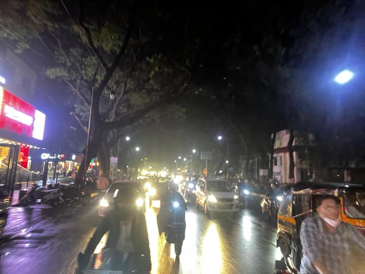 जंगली महाराज रोडवरदेखील वाहनांच्या रांगा बघायला मिळाल्या.