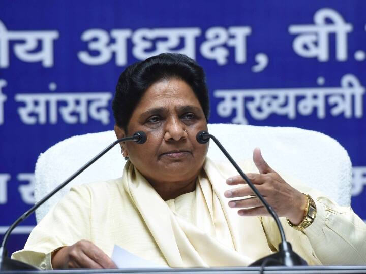 UP Politics Mayawati targeted Akhilesh Yadav by tweeting regarding br Ambedkar UP Politics: अखिलेश यादव ने साधा निशाना तो मायावती ने किया तीखा पलटवार, पूछा- क्या यही है सपा का अंबेडकर प्रेम?