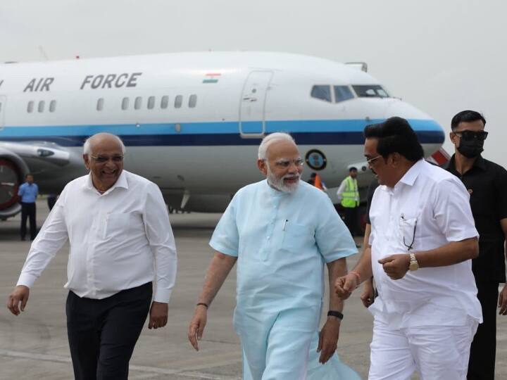 गुजरात के एयरपोर्ट पहुंचे पीएम मोदी का स्वागत करने राज्य के सीएम भूपेंद्र पटेल और गुजरात बीजेपी अध्यक्ष सीआर पाटिल मौजूद रहे.