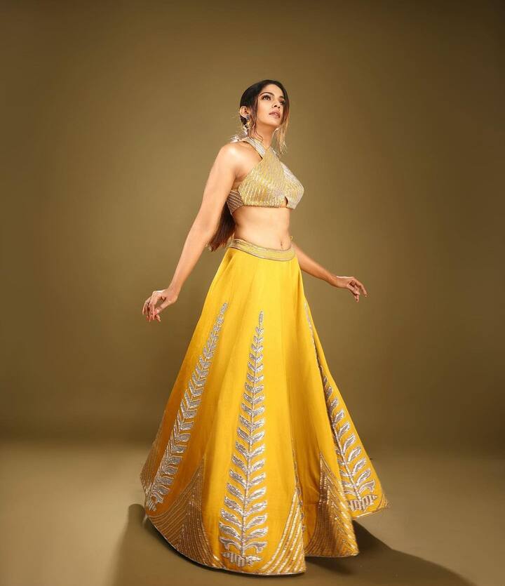 ज्यात तिने पिवळ्या रंगाचा लेहंगा परिधान केलेला दिसत आहे.(फोटो सौजन्य :iampoojasawant/इंस्टाग्राम)