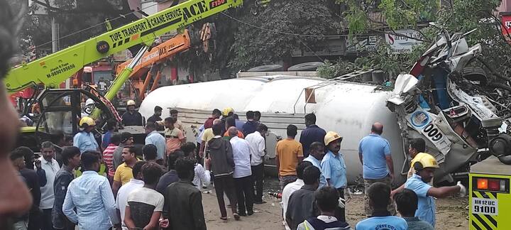 हडपसरच्या गाडीतळ परिसरातील उभ्या असलेल्या रिक्षांना कॉन्क्रिट मिक्सर ट्रक धडकला.