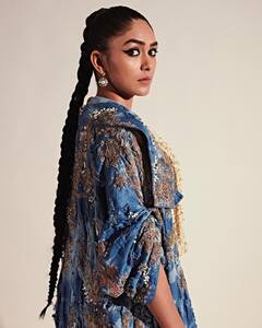 Mrunal Thakur Photos : लांबलचक वेणीमध्ये  मृणाल ठाकूरने केलं फोटोशुट, पाहा तिचा बदललेला लुक!