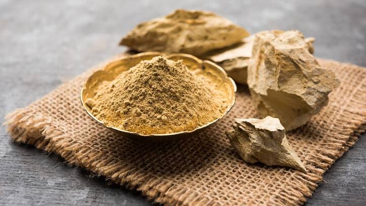 ਚਿਹਰੇ ਦੇ ਤੇਲ ਨੂੰ ਹਟਾਉਣ ਲਈ ਤੁਸੀਂ ਮੁਲਤਾਨੀ ਮਿੱਟੀ ਦੀ ਵਰਤੋਂ ਵੀ ਕਰ ਸਕਦੇ ਹੋ। ਇਹ ਸਭ ਤੋਂ ਆਸਾਨ ਘਰੇਲੂ ਉਪਾਅ ਹੈ। ਇਸ ਦੇ ਲਈ ਮੁਲਤਾਨੀ ਮਿੱਟੀ ਨੂੰ ਗੁਲਾਬ ਜਲ 'ਚ ਮਿਲਾ ਕੇ ਚਿਹਰੇ 'ਤੇ ਲਗਾਓ ਅਤੇ ਸੁੱਕਣ ਤੋਂ ਬਾਅਦ ਧੋ ਲਓ।