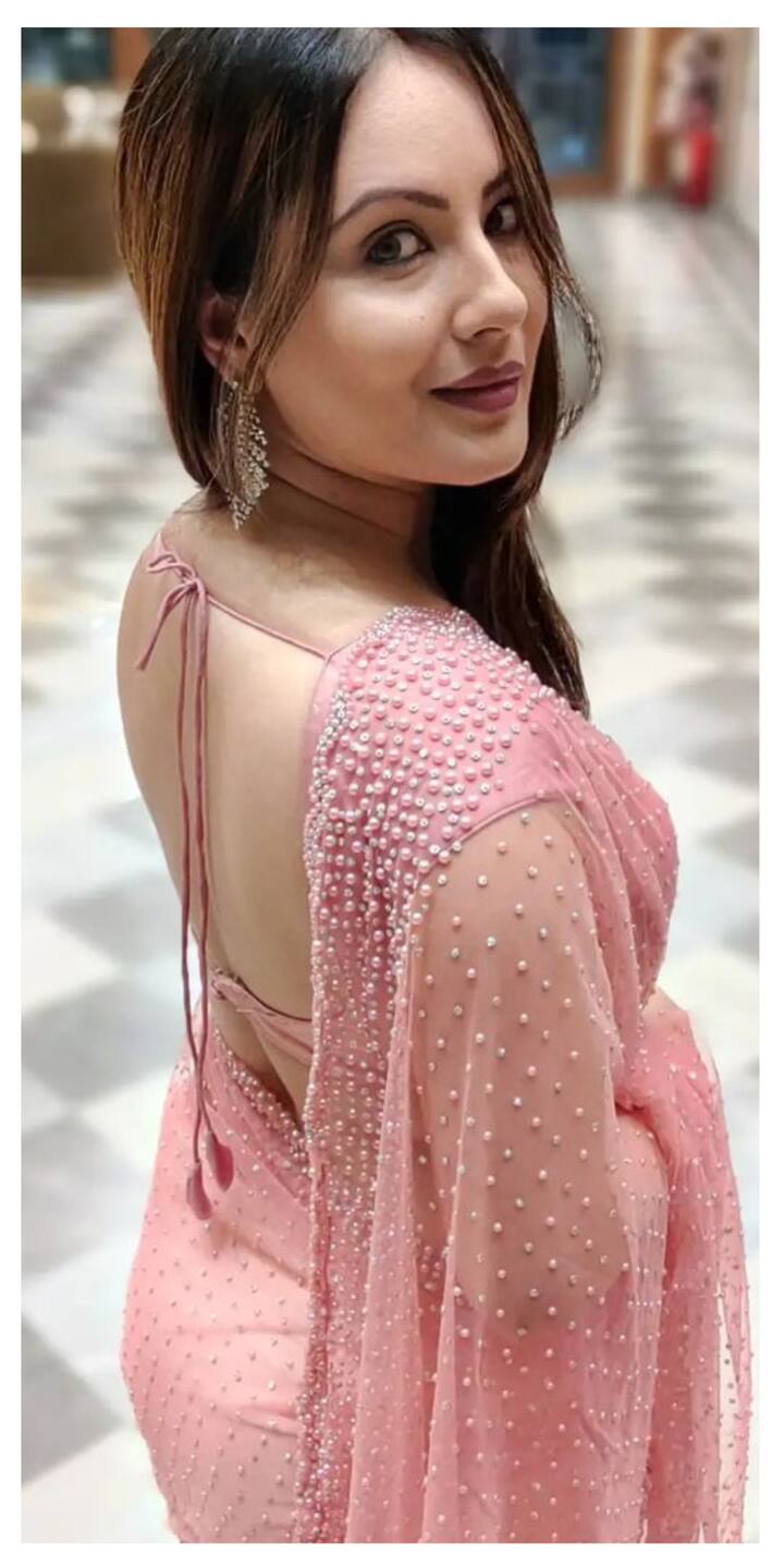 पूजा बनर्जी के सोशल मीडिया अकाउंट पर शानदार फैन फॉलोइंग देखने को मिलती है. इंस्टाग्राम पर उन्हें 2.2 मिलियन फॉलोवर्स फॉलो करते हैं.