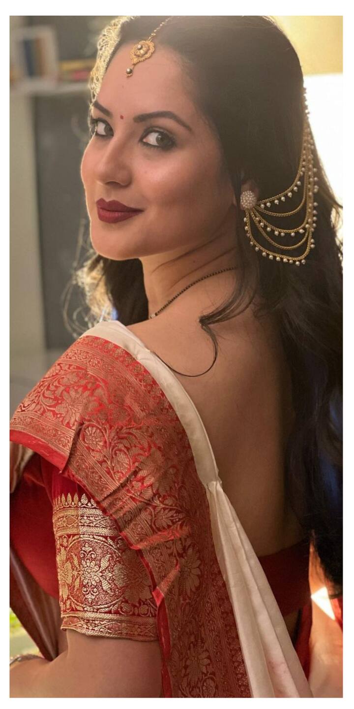 पूजा बनर्जी बंगाली हैं, ऐसे में जब वो साड़ी पहन रेडी होती हैं तो परफेक्ट बंगालन लगती हैं.
