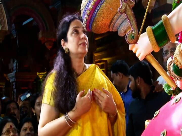 टेंभीनाक्याच्या देवीची रश्मी ठाकरेंच्या हस्ते आरती संपन्न झाली.