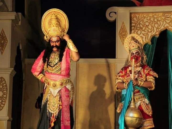 Delhi Ramleela Grandfather and Grandsons Play Role of Ravana Lord Ram and Laxman in Mori Gate Ramleela Delhi Ramleela: यहां दादा रावण से होता है पोते राम-लक्ष्मण का सामना! महिलाओं के किरदार निभाते हैं पुरुष