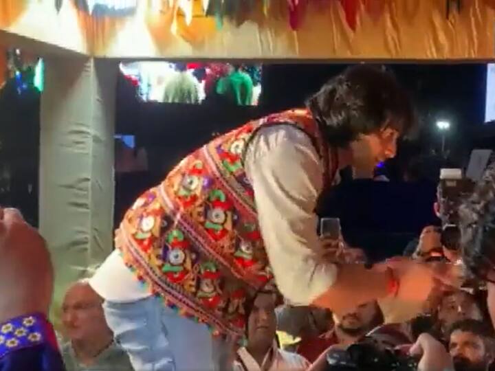 भारत के ओलंपिक स्वर्ण पदक विजेता नीरज चोपड़ा ने गुजरात के वडोदरा में एक गरबा कार्यक्रम में शामिल हुए.