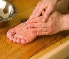 Apply on foot bottom deshi ghee its lots of benefit Health tips: પગના તળિયામાં દેશી ઘી ઘસવાથી શરીરને થાય છે આ અદભૂત ફાયદા