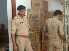 बुलंदशहर में पुलिस की छापेमारी में लाखों रुपये के अवैध पटाखे बरामद, दीपावली पर दिल्ली में होने थे सप्लाई