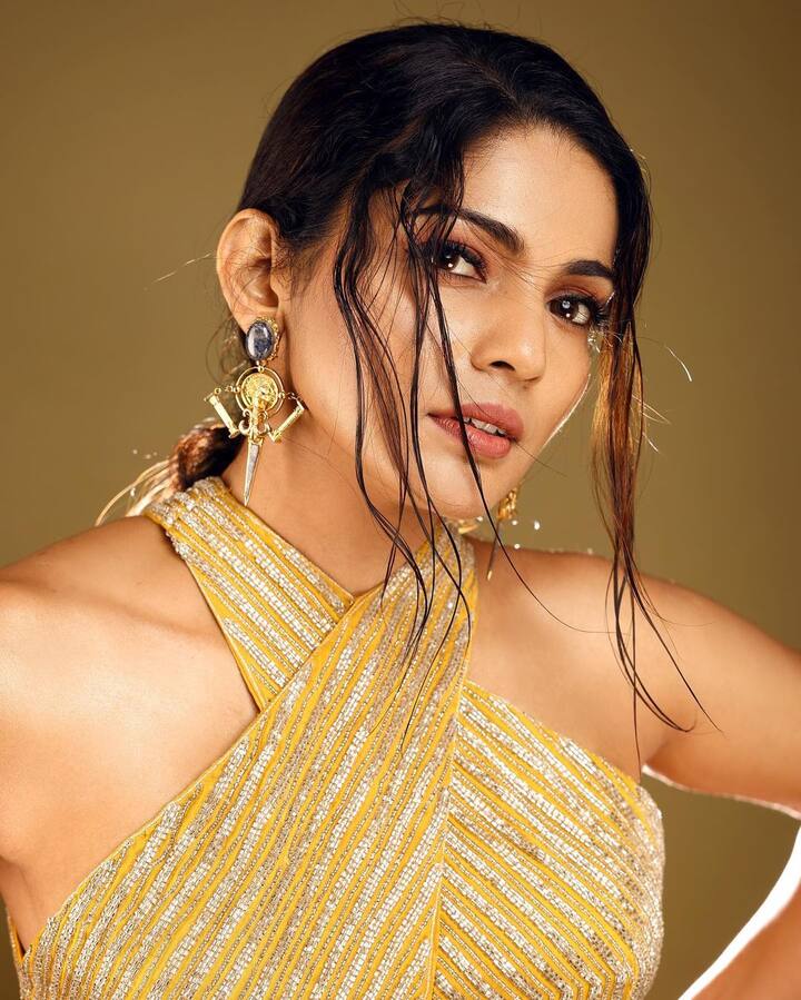 नवरात्री निमित्त तिने आज हे पिवळ्या रंगातील फोटो शेअर केले आहेत.(फोटो सौजन्य :iampoojasawant/इंस्टाग्राम)