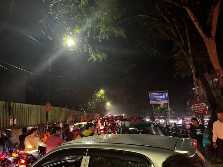 संध्याकाळच्या वेळी रोजच अनेक रस्त्यावर वाहतूक कोंडी बघायला मिळते मात्र तासभर झालेल्या पावसाने पुणेकरांचा मनस्ताप झाला.