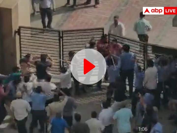 UP Ghaziabad Fight between guards and bouncers in Mahagun Society Watch: गाजियाबाद की सोसाइटी में आपस में भीड़े बाउंसर्स और सिक्योरिटी गार्ड्स, जमकर चले लाठी-डंडे, देखें वीडियो