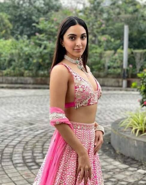 કિયારાના ઘરેથી હાજી અલી દરગાહ, રેસકોર્સ અને સમુદ્રનો સુંદર નજારો જોવા મળે છે. કિયારાનું ઘર ખૂબ જ સુંદર છે. વ્હાઈટ થીમ પર બનાવેલ તેનો લિવિંગ એરિયા ઘરની સુંદરતામાં વધારો કરે છે.