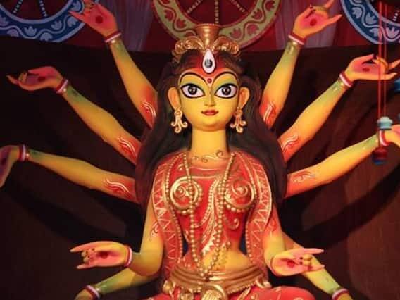 ઋણમાંથી મુક્તિ - માતા ચંદ્રઘંટાનું વિધિવત પૂજન કર્યા પછી દરિદ્રતા, દુ:ખ, હરવા માટે આ મંત્રનો 51 વાર પાઠ કરો. એવું માનવામાં આવે છે કે તમારી લોન જલ્દી ક્લિયર થઈ જશે.