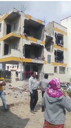 PHOTO : लोहगाव येथील अनधिकृत बांधकामावर पुणे महापालिकेचा हातोडा