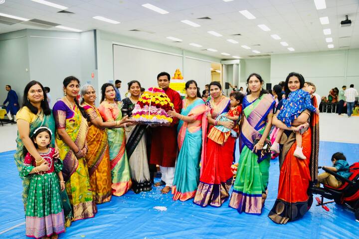 పెద్ద ఎత్తున ఏర్పాటు చేసిన బతుకమ్మ మధ్య మహిళలు, చిన్నారులు ఉత్సాహంగా బతుకమ్మ పాటలకు ఆడి పాడి సందడి చేశారు.