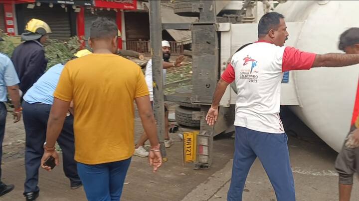 या भीषण अपघातात एकाच जागीच मृत्यू झाला असून तीन जण गंभीर जखमी झाले आहेत.