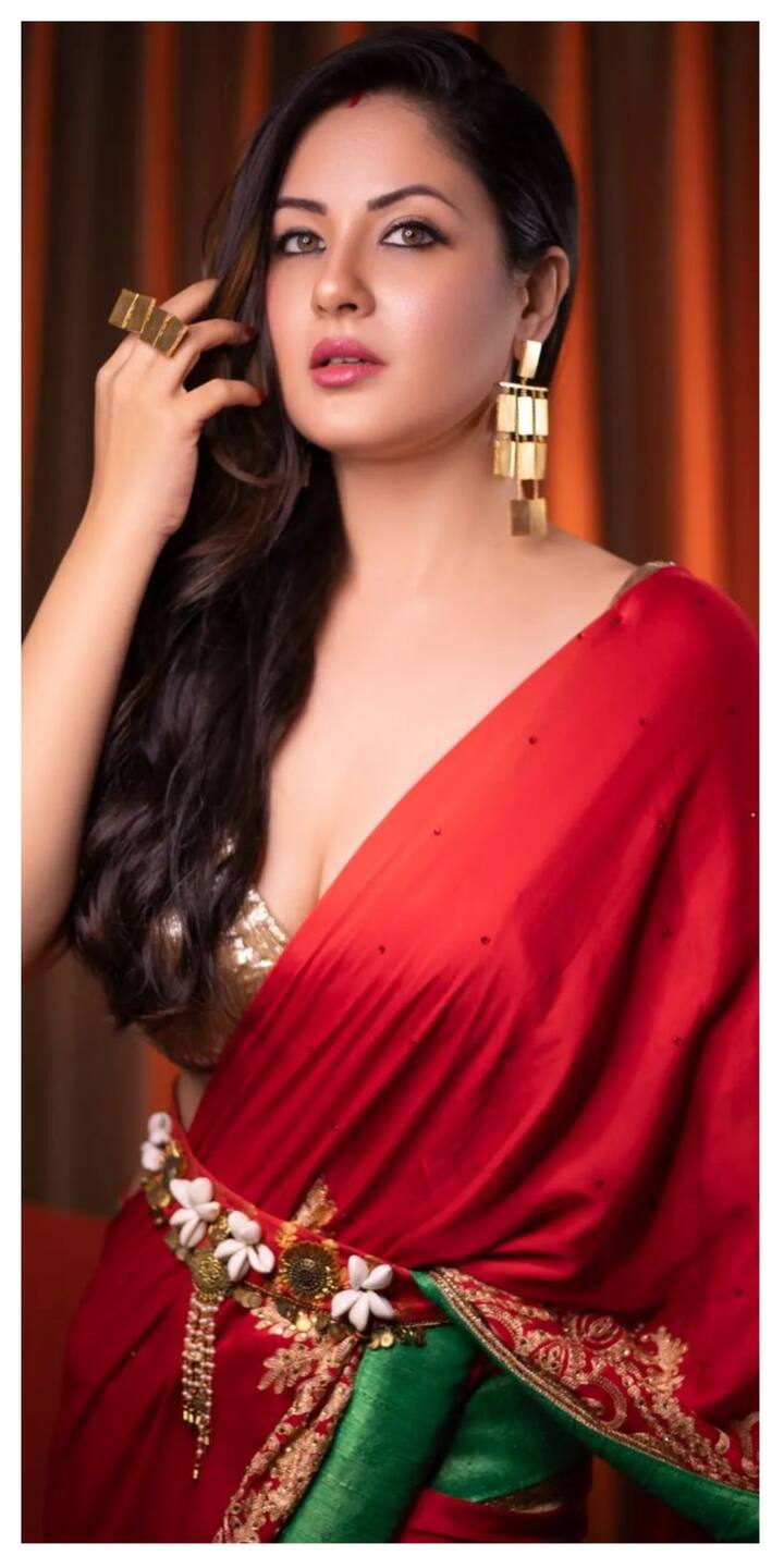 पूजा बनर्जी ने हाल ही में इंस्टाग्राम पर साड़ी में तस्वीरें शेयर की हैं. इन तस्वीरों में वो काफी स्टनिंग लग रही हैं.