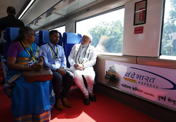 नया वंदे भारत ट्रेन 129 सेंकेंड में 160 किलोमीटर की रफ्तार पकड़ने की क्षमता रखता है. साथ ही 180 किलोमीटर प्रति घंटे की रफ्तार से ट्रेन चल सकती है.