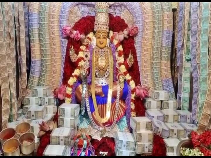Mahabubnagar Dasara 2022 celebrations Goddess Kanyakaparameswari decorated with Rs 5 crore currency notes DNN Dasara 2022 : రూ.5.55 కోట్ల నగదుతో అమ్మవారి అలంకరణ, దర్శనానికి పోటెత్తిన భక్తులు!