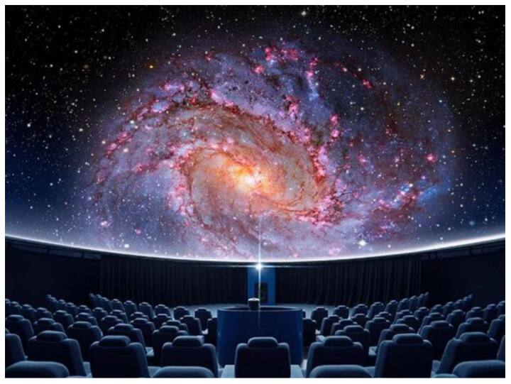 नेहरू प्लेनेटेरियम (Nehru Planetarium)- अगर बच्चे को एस्ट्रोनॉमी के बारे में कुछ सिखाना चाहते हैं तो उन्हें नेहरू तारामंडल लेकर जाएं. यहां बच्चों को स्पेस से लेकर सोलर सिस्टम तक कई अहम जानकारी मिलेंगी. यहां बच्चों की फीस सिर्फ 30 रुपए है.