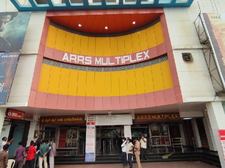 'பொன்னியின் செல்வன்' வெளியான தியேட்டரில்  பாலில் மிதந்த பூச்சி.... ரசிகர்கள் அதிர்ச்சி...!