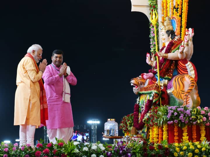 गुजरात में नवरात्रि (Navratri) समारोह का भव्य आयोजन हुआ है. इस आयोजन में पीएम मोदी समेत कई बड़ी हस्तियां शामिल हुए.