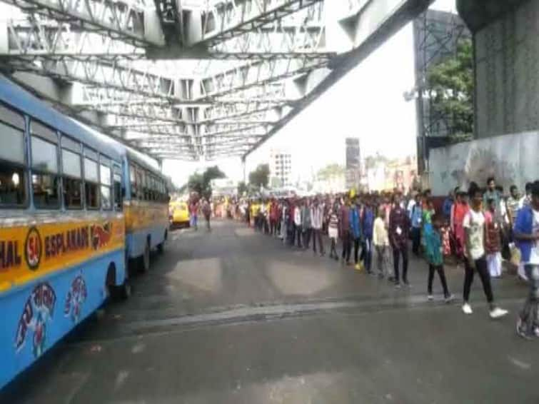 why is howrah bridge closed at 12 every night know reason no nut bolt used to make howrah bridge interesting fact 80 वर्षांपूर्वीचा भारतातील महाकाय ब्रीज; नट-बोल्टचा अजिबात वापर नाही, मग नेमका बांधला कसा?