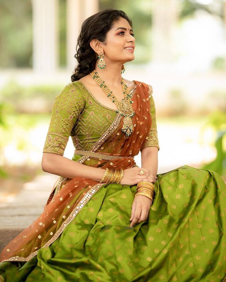 வாடி என் கருப்பட்டி பாத்தா பத்தும் தீப்பெட்டி மாமன் நெஞ்சு பத்திக்கிருச்சே…ஏ…..