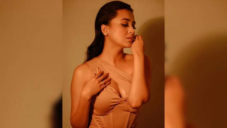 cozy photos: tv star tejasswi prakash hot photoshoot with boyfriend karan kundra Cozy Photos: પોતાના બૉયફ્રેન્ડ સાથે ટીવી એક્ટ્રેસ થઇ ક્રેઝી, કરાવ્યુ ચેર પર શાનદાર ફોટોશૂટ, તસવીરો....