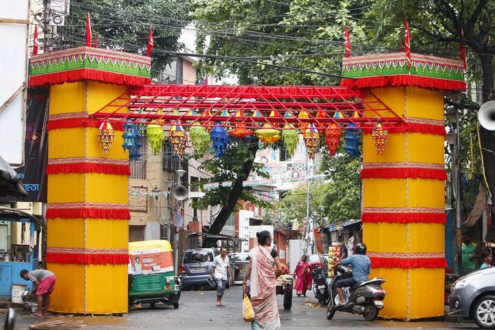 আর এই ধর্মরাষ্ট্র প্রতিষ্ঠার সঙ্গে জুড়ে থাকবে সুভদ্রার নাম। সুভদ্রাও রয়েছেন হাজরা মোড়ের কাছে দেওদার স্ট্রিটের এই পুজোয়। 
