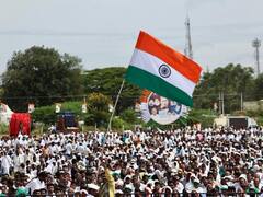 Photos: दिल्ली में हलचल के बीच 'भारत जोड़ो यात्रा' की कर्नाटक में हुई एंट्री, बीजेपी के गढ़ में 500 किमी पद यात्रा करेंगे राहुल गांधी