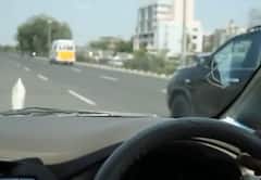 మోదీ మానవత్వం- కాన్వాయ్ ఆపి అంబులెన్స్‌కు దారి!