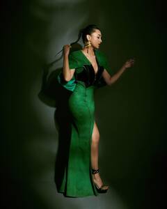 PHOTO : उफ्फ तेरी अदा... सिझलिंग अंदाजात दिसली तेजस्वी प्रकाश