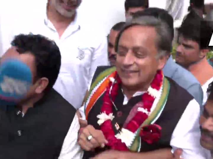 Mallikarjun Kharge Vs Shashi Tharoor: कांग्रेस अध्यक्ष चुनाव के लिए शशि थरूर ने दाखिल किया नामांकन, मल्लिकार्जुन खड़गे से होगा मुकाबला
