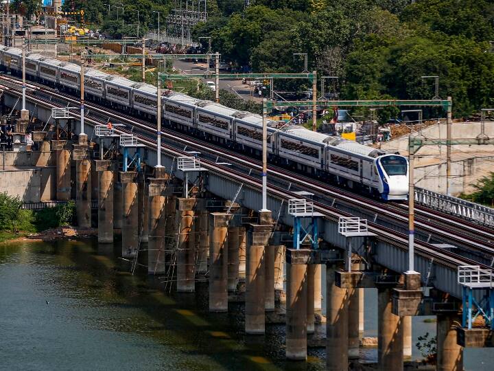 Vande Bharat Express: अहमदाबाद से साढ़े पांच घंटे में मुंबई पहुंची वंदे भारत एक्सप्रेस, सफर में लोगों ने ली तस्वीरें Vande Bharat Express train from Ahmedabad reached Mumbai in five and a half hours Vande Bharat Express: अहमदाबाद से साढ़े पांच घंटे में मुंबई पहुंची वंदे भारत एक्सप्रेस, सफर में लोगों ने ली तस्वीरें