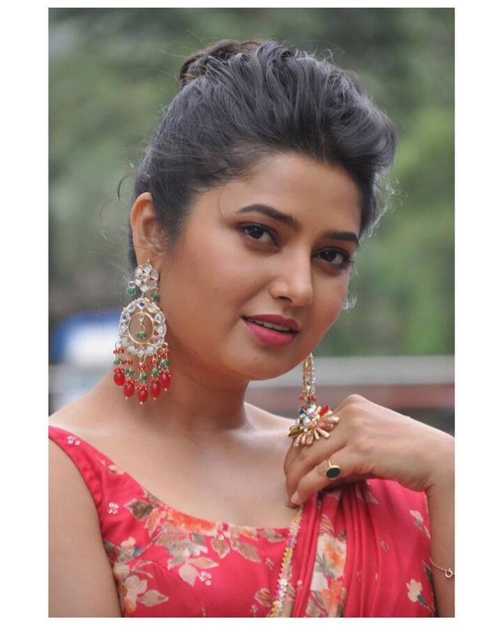 या फोटोंमध्ये प्राजक्ता माळी सुंदर स्माईल करताना दिसत आहे. यावर तिच्या चाहत्यांनी देखील भन्नाट कमेंट्स केल्या आहेत.