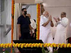 PM Modi in Banaskantha: पीएम मोदी ने बनासकांठा में किया रोड शो, विभिन्न परियोजनाओं की रखी आधारशिला, देखें तस्वीरें