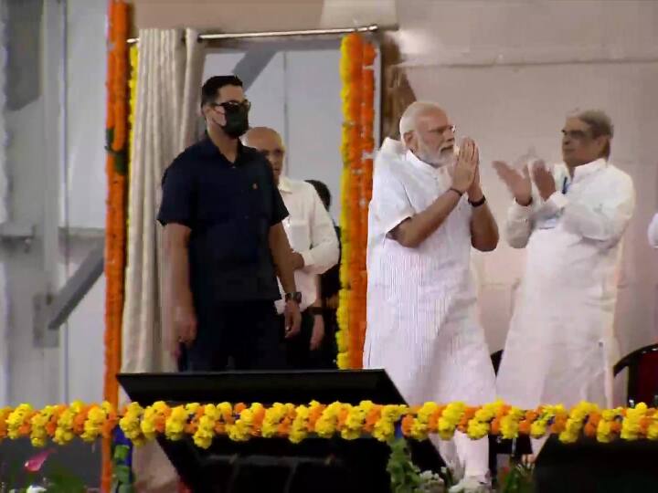 प्रधानमंत्री नरेंद्र मोदी ने शुक्रवार को गुजरात के बनासकांठा जिले में 7,200 करोड़ रुपये की कई विकास संबंधी परियोजनाओं की आधारशिला रखी है.