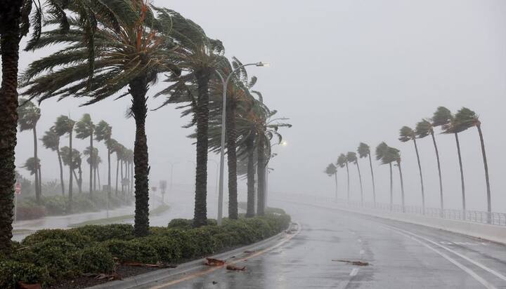 Hurricane Ian in Florida: ચક્રવાત ઈયાન અમેરિકાના ફ્લોરિડામાં ભારે તબાહી મચાવી છે. વાવાઝોડાના કારણે આવેલા પૂરમાં દરિયાકાંઠાના વિસ્તારોમાં મકાનો ધરાશાયી થયાનું જોવા મળ્યું છે.