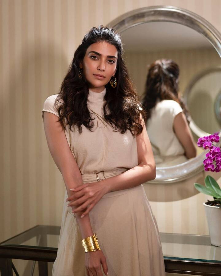 अभिनेत्री करिश्मा तन्ना तिच्या कोणत्याही प्रोजेक्टपेक्षा तिच्या लूकमुळे चर्चेत असते.