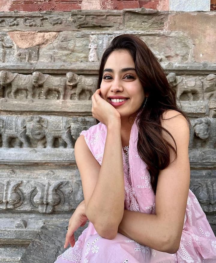 janhvi kapoor Photo: એક્ટ્રેસ જાહ્નવી કપૂર 5 વર્ષ બાદ ફરી એકવાર જયપુર પહોંચી છે, જ્યાંથી તેણે પોતાની કેટલીક સુંદર તસવીરો શેર કરી છે.